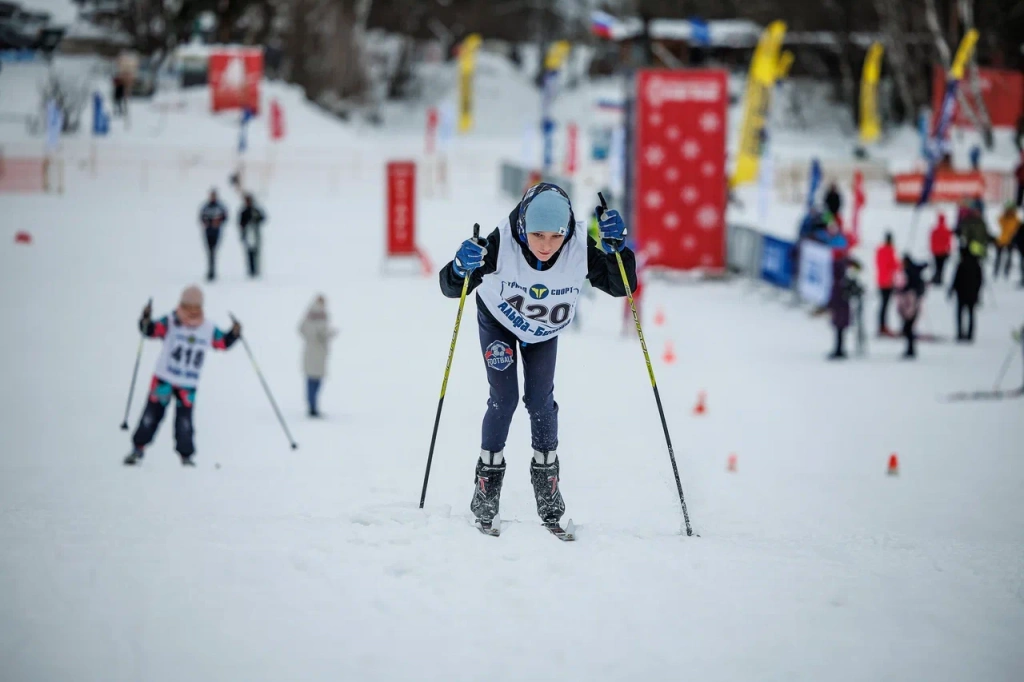Курлович Даниил 2016 года рождения (вдумайтесь в это, данному лыжнику только в этом году исполнится 8 лет) штурмует даблполингом самый сложный подъём на дистанции 1 км. В итоге Даниил занял третье место.